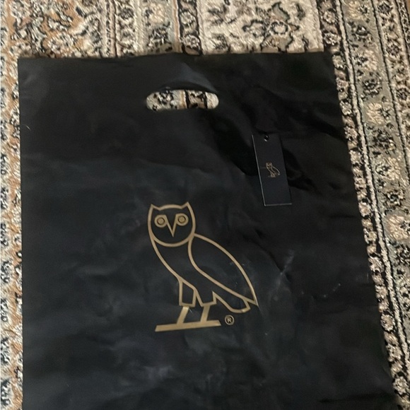 Good condition Ovo windbreaker size medium with the tag and the bag - Picture 2 of 3